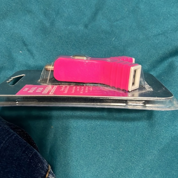 Dual Car usb charger - Picture 4 of 4